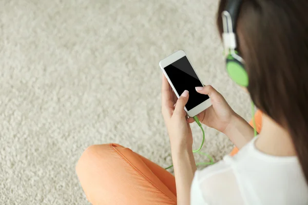 Mulher ouvindo música no smartphone — Fotografia de Stock