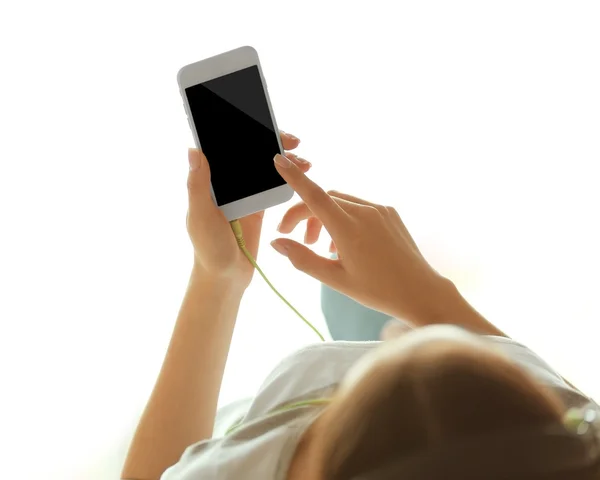 Kobieta, słuchanie muzyki na smartphone — Zdjęcie stockowe