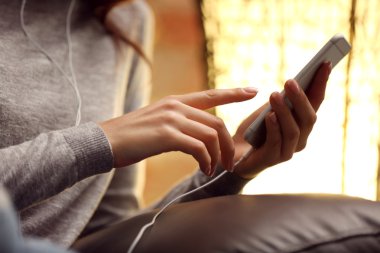 Kadın smartphone cep telefonu ile müzik dinlemek