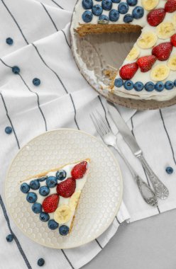 Çilek ile pasta dilimi 