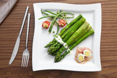 Plaka üzerinde soslu kuşkonmaz