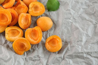 Dilimlenmiş kayısı yığını