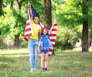 Erkek ve kız Amerikan bayrağı tutarak 