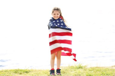 Küçük kız holding Amerikan bayrağı
