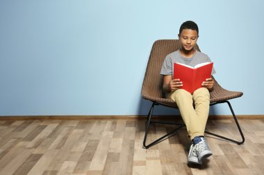 Kitap okuyan sevimli çocuk. 