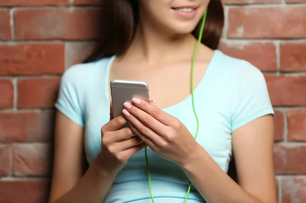 Jovem Mulher ouvindo música — Fotografia de Stock