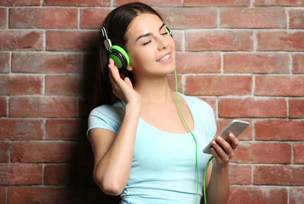 Junge Frau hört Musik — Stockfoto