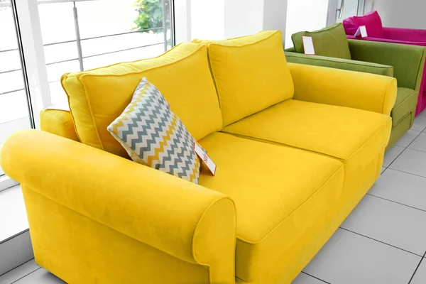 Gelbe Couch zum Verkauf — Stockfoto