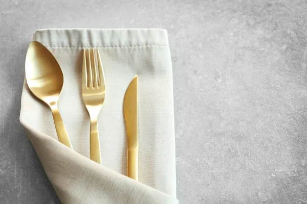 Ajuste de mesa con cubiertos —  Fotos de Stock