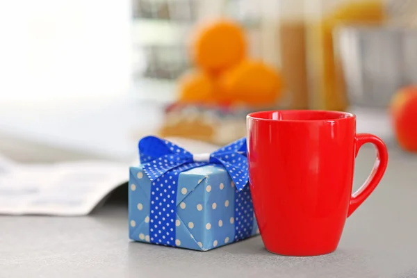 Tea cup with presents — Stock Photo, Image