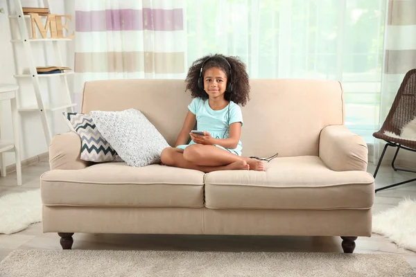 Africano menina americana no sofá — Fotografia de Stock