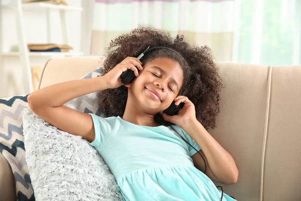 Menina afro-americana em fones de ouvido — Fotografia de Stock