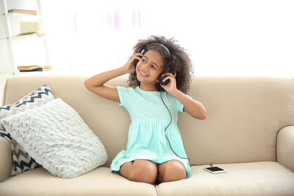 Menina afro-americana em fones de ouvido — Fotografia de Stock