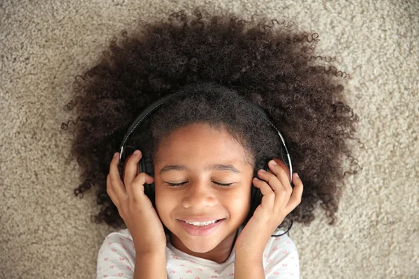 Africká americká dívka v sluchátka — Stock fotografie