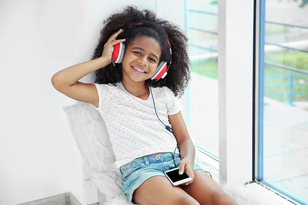African american girl w słuchawkach — Zdjęcie stockowe