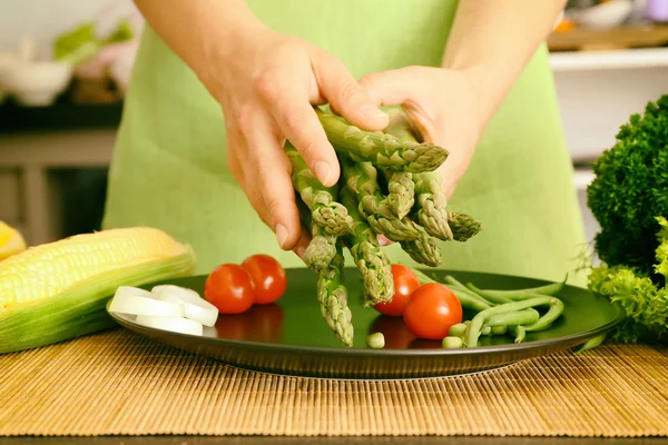 Wanita memasak salad sayuran — Stok Foto