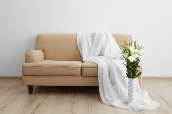 Sofa en decoratieve bloemen — Stockfoto