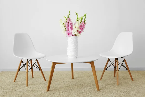Muebles y flores decorativas — Foto de Stock