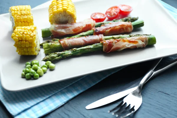 Asperges au bacon et légumes — Photo