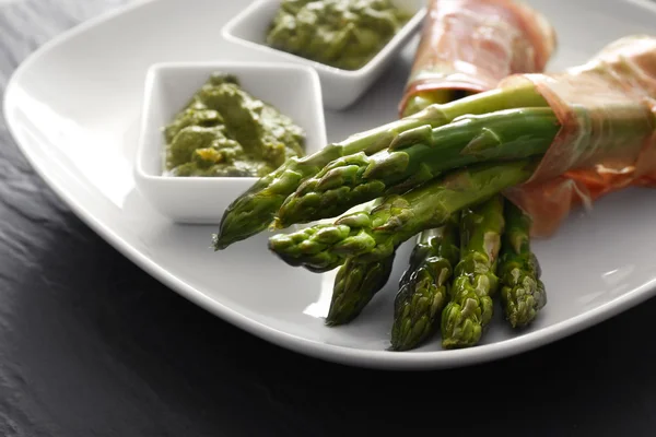 Asparagus with bacon on plate — Stock Photo, Image