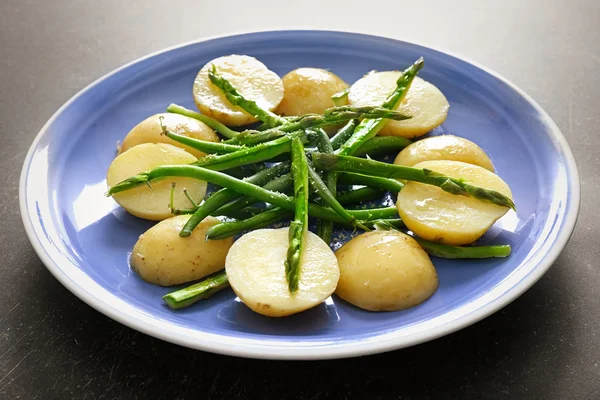 Asparagi freschi con patate — Foto Stock