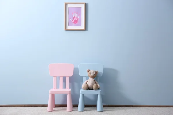 Дві дитячі стільці з іграшкою — стокове фото