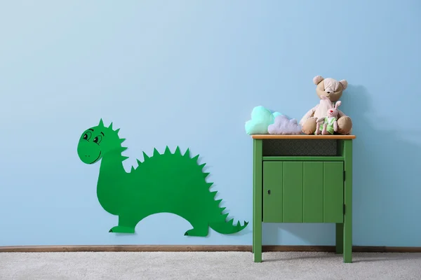 Zielony stolik z zabawkami — Zdjęcie stockowe