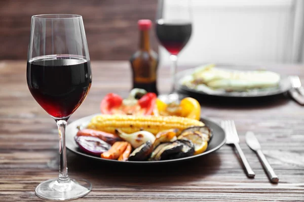 Gegrilde groenten en glas wijn — Stockfoto