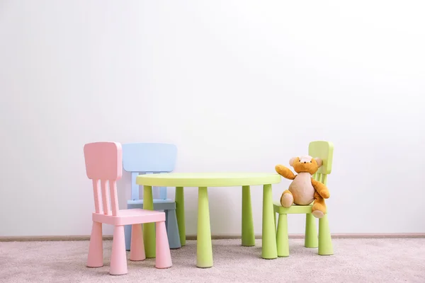 Çocuk mobilyaları ile oyuncak — Stok fotoğraf