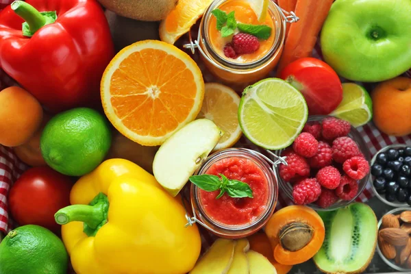 Smoothies  with vegetables and fruits — Stock Photo, Image