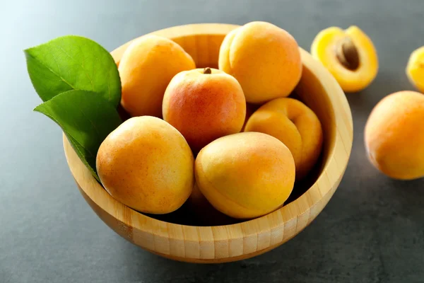 Apricots in wooden bowl — Stock Photo, Image