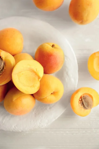 Ripe apricots in plate — Stock Photo, Image