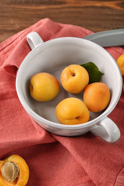 Bowl with fresh apricots — Stock Photo, Image