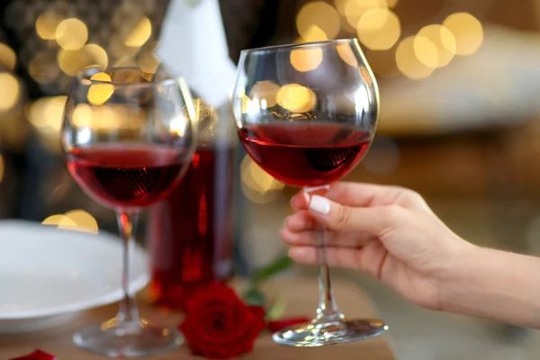 Vrouwelijke hand met glas wijn — Stockfoto