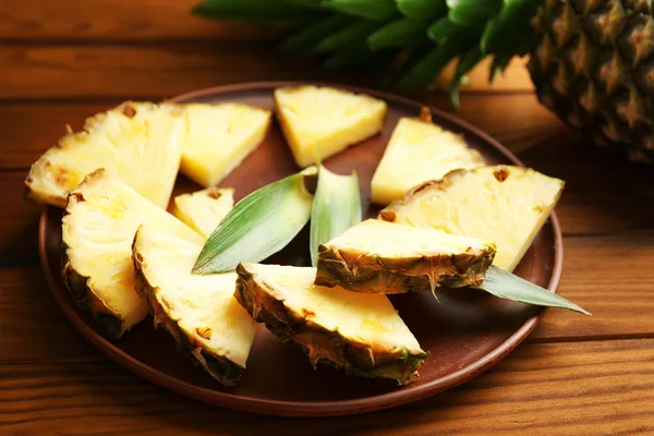 Pineapple slices and leaves — Stock Photo, Image