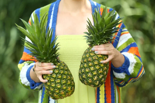 Kadın holding ananas — Stok fotoğraf