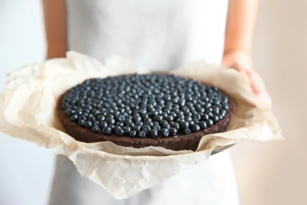 Torta de chocolate com bagas — Fotografia de Stock