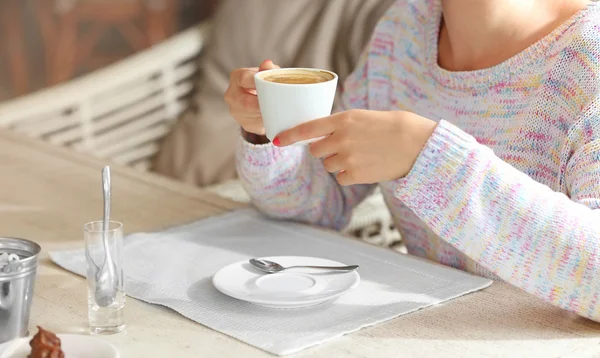 Mujer sosteniendo taza de café —  Fotos de Stock