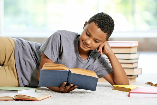 Lindo chico leyendo libro — Foto de Stock