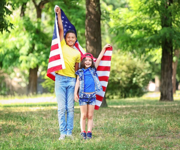 Erkek ve kız Amerikan bayrağı tutarak — Stok fotoğraf