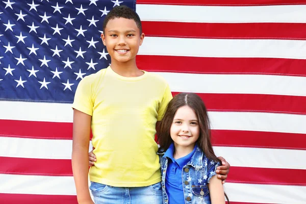 Niño y niña en bandera americana — Foto de Stock