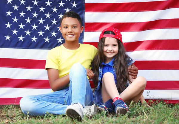 Chlapec a dívka na americkou vlajku — Stock fotografie