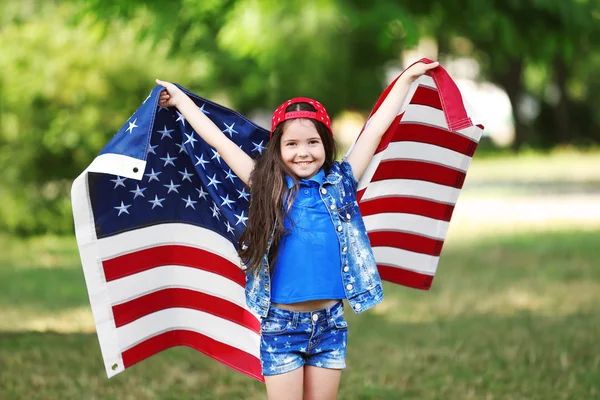 Amerikan bayrağı ile küçük kız — Stok fotoğraf