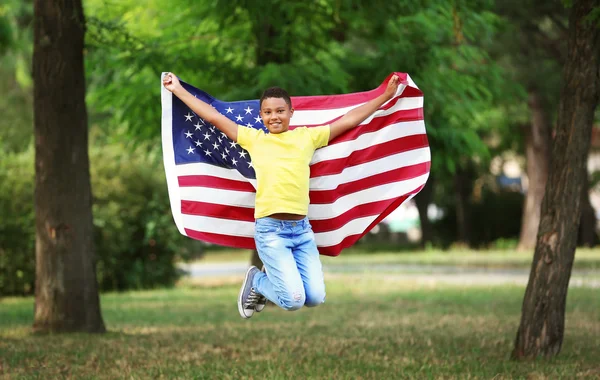 Menino com bandeira americana — Fotografia de Stock