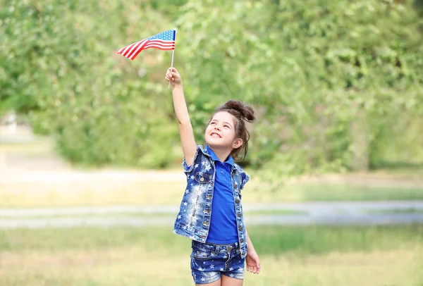 Amerikan bayrağı ile küçük kız — Stok fotoğraf