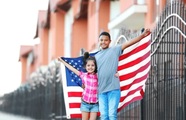 Niño y niña con bandera americana — Foto de Stock