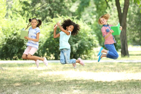 Enfants mignons avec des livres dans le parc — Photo