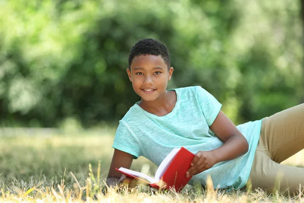 Niedlicher Junge liest Buch — Stockfoto