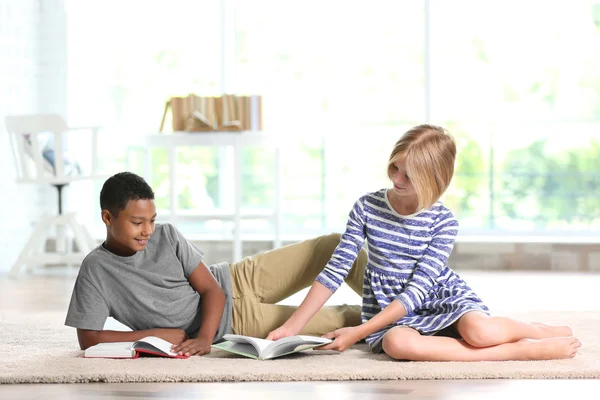 Bonito Menino Menina Lendo Livros Casa — Fotografia de Stock