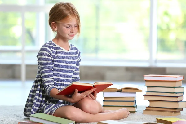 Χαριτωμένο κορίτσι ανάγνωση βιβλίο — Φωτογραφία Αρχείου